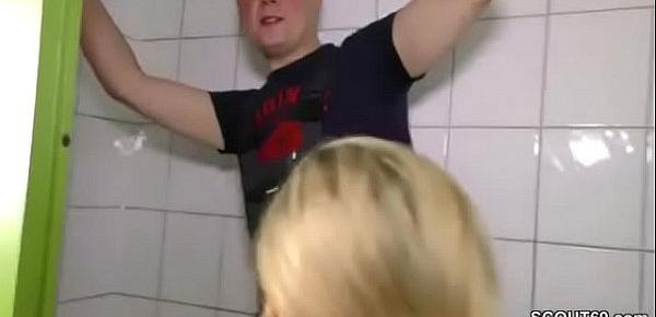 Teeny will ihren ersten Fick und da kommt der Klempner